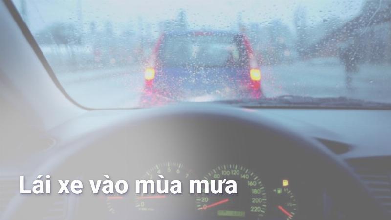 Một tài xế kiểm tra lốp xe tải dưới trời nắng tại Hải Phòng trước khi chuyến đi gặp điều kiện thời tiết xấu